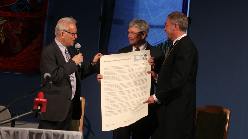 Denk.Raum.Fresach-Präsident Hannes Swoboda und Fresach-Obmann Manfred Sauer übergeben dem Kärntner Landeshauptmann eine Plakat-Version der "Fresacher Erklärung zum Klimawandel 2016".